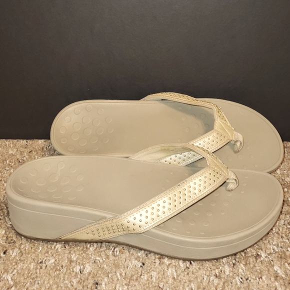 Vionic Kehoe Wedge Sandals Women's 11 Tan Gold Leather Studded Thong Flip Flop - Picture 1 of 5